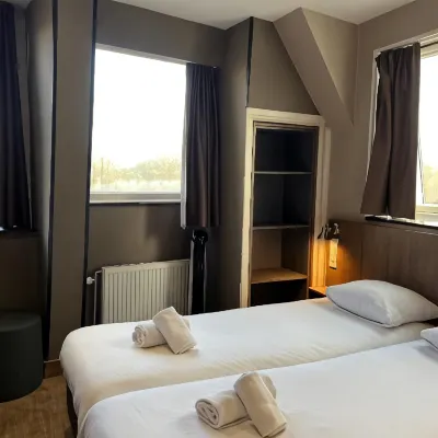 هوتل بلوسومز Hotels near دي بايب