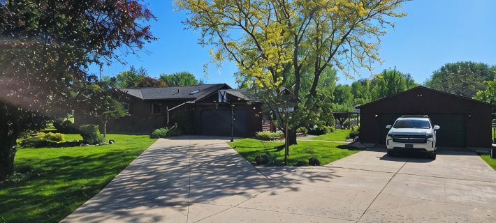 The Puckaway Place-Waterfront: Directly Across from Adeline's House of Cool! Hotels in Green Lake County