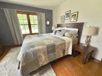Perfect Summer Getaway- 2 Bed, Large Private Yard, Ravine Lot, Gameroom - 4 tähden