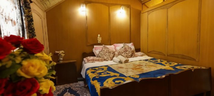 New Bombay Heritage Group of HouseBoats Hotels in Srinagar