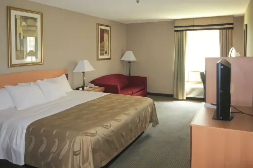 Quality Inn Nashville - Bloomington - parcheggio