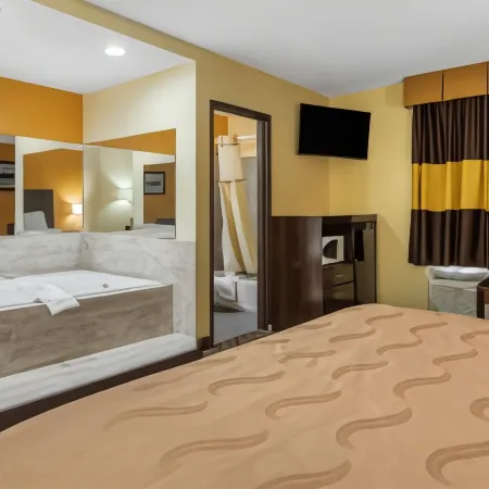 Quality Inn Grand Rapids Near Downtown Отели рядом с достопримечательностью «Арена «Ван Андел»»