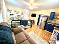 Historic Hilltop Guesthouse - Charming studio/cottage one block from downtown