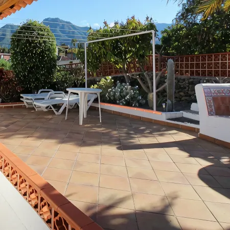 Great quiet vacation home for 4 people with private pool and large garden