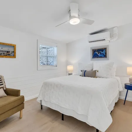 Modern Holmes Beach Retreat. No Stairs, Near Tennis & Beach
