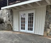 Peaceful 5-Bedroom, 3-Bathroom Lake Front Cabin with 2 Porches for Relaxing. - シャレー