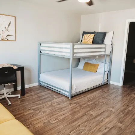Comfy Casita, centrally located, pool, game room, sleeps 10!