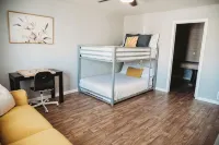 Comfy Casita, centrally located, pool, game room, sleeps 10!