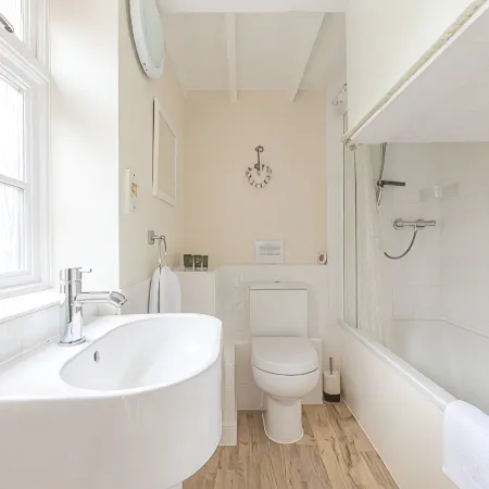 Beautiful, Romantic  Cottage in Rural Setting with Country Club Membership.