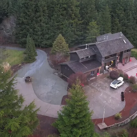 Golfer's Heaven Lodge: Deck, Mtn Views & Putting Green, 8 Min to Bandon Dunes