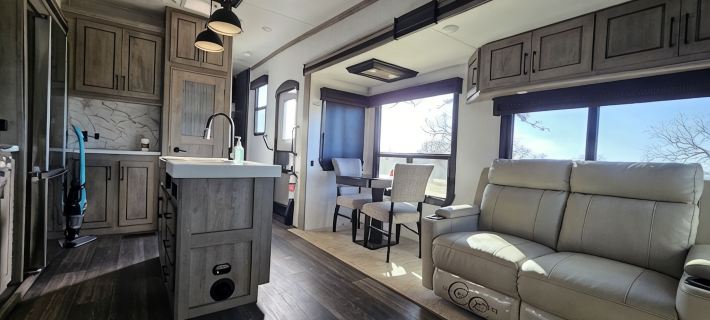 Romantic Stay in  Beautiful New RV on 30 Acres Hotels in Wise County