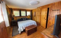 Osceola Lake Bungalow ~ 2 Miles to Downtown Hendersonville - Free Paddle Gear - Wifi