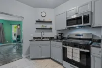 Beautiful fully remodeled 1 bd apt w King size bd - 3-Star