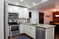 Ski In - Complete Renovation - Premier Luxury Giant Steps Condo - First Floor - Wi-Fi