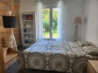 Villa for 10 Guests with Pool, Surrounded by Trees, Just 15 Min from Bordeaux - 빌라