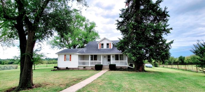 Farmhome on 80 acres, Fire Pit, Close to UCM, Whiteman AFB, Kansas City, Pets OK Hotels in Johnson County