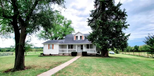 Farmhome on 80 acres, Fire Pit, Close to UCM, Whiteman AFB, Kansas City, Pets OK - Boutique