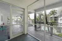 Boca Waterfront • Walk to Beach • Pool & Hot Tub • Gym • Parking - Bungalows