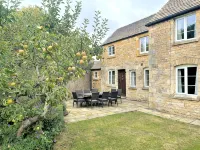 Roseleigh Cottage in the heart of Stow-on-the-Wold with parking for 2 cars. - Kitchens