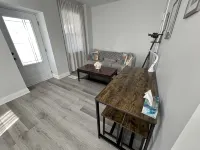 The Merlot, minutes to Niagara's Falls, 3 bedrooms with Hottub and Sauna - Bungalows