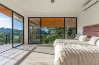 Tropical 4 Bedroom Luxury Home with Pool & Hot Tub - Balkon