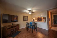 Walk In Level - Beautiful/Clean/Recently Remodeled 1BD/1BA at Pointe Royale - 4つ星