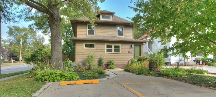 House of Funk - A Cozy & Eclectic Retreat in Des Moines’s Drake Neighborhood Ξενοδοχεία στην πόλη Des Moines