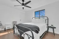 Spacious 4-bedroom Modern House with Gorgeous Mountain Views - 4-Star