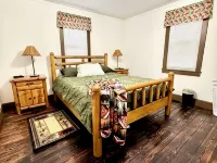 Cozy river front log cabin close to, Seneca Rocks, Dolly Sods, Spruce Knob Hotels in Pendleton County