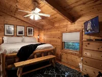 Fishing Pond, Wifi, Corn Hole, Easy Roads, Hot Tub, Fire Pit, Dog Friendly!