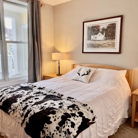 Mountain & sunset views from balcony! Heated pool/spas, walk to lifts & village!