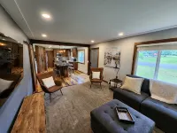 Gorgeous 5 bed Remodel near Downtown Hudson for Groups! - Wifi