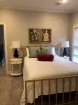Amazing condo located one block from the square & walking distance to The Grove - Homestays