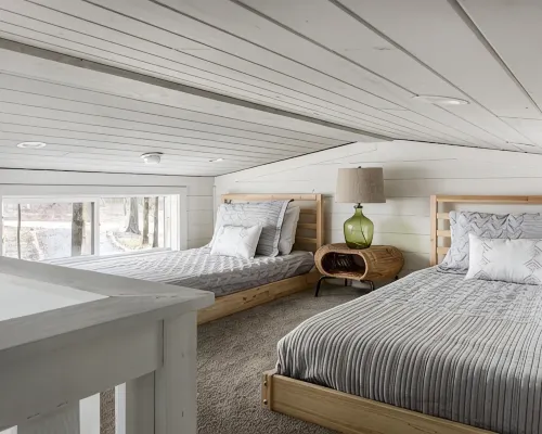 Enjoy the lake & mountain retreat at The Water & Woods Tiny Home トレーシー・シティのホテル