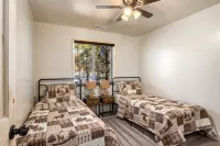 Cabin Lodge at Panguitch Lake Sleeps 18, wifi, good roads, year round access - シャレー