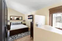 Bright w/ High Ceilings & Deck - 2 Blocks from Elk in Quiet Corner of Town w/EV! - 무료 와이파이
