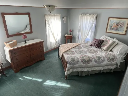 Rural cozy and quaint farmhouse with secluded patio and 15 minute drive to town. - 2-Star