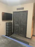 Secluded Peaceful Chalet 1 Bdrm King Suite AC, Private Laundry Room - Wi-Fi