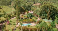 Shangri-La ♛ Private Waterfront Resort Sleeps 30 • 3 Acres •Mega Pool•Game House - Private Pool