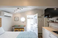 Nautical-themed Studio less than a block to sea, sun and fun! - Wifi