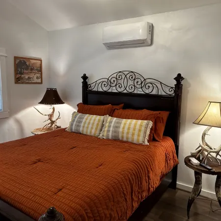 Casa Azul - Cozy cabin centrally located downtown Bandera