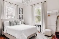 Designer Retreat in Quaint Historic District w Front Porch Dining under the oaks - Bungalows