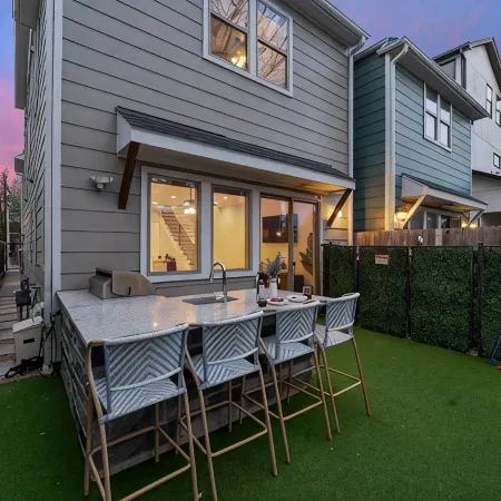 Luxe Montrose Retreat with Heated Pool/Spa, King Beds and Mini-Golf