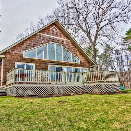 Totally remodeled year round LAKEFRONT home with stunning views of Lake Bomoseen 캐슬턴 호텔