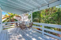 Near DownTown & Napes Beach! Cottage House 2QueenBeds Fenced Back Yard with deck - Jacuzzi