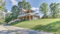 Lakehouse with covered dock, slide, and outdoor kitchen! Close to I-75, trails. - Wifi