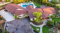Private gated home, pool/hot tub, bbq, beach, families, summer vacation. - Homestays