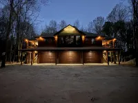 Hit the trail from the property! Game room, fire pit and 4 king suites - 3つ星