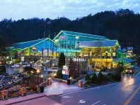 InCabinHeatedPool-JACUZZI-KingBeds- EV Charger - Sleeps20 Aracade EV3 - สระว่ายน้ำส่วนตัว