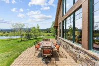The Chalet @ BHOTR-Luxurious mtn getaway w/hot tub on back patio - Chalets